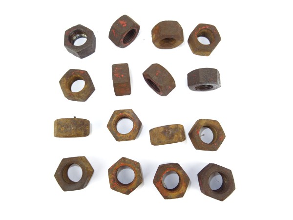16 x Radmuttern Radschrauben Hinten (Gew: 18x1,5mm) vom Hanomag R12 Traktor