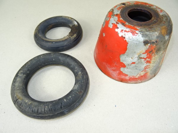 Federglocke und Gummiring der Vorderachse vom Porsche Diesel 218 Traktor