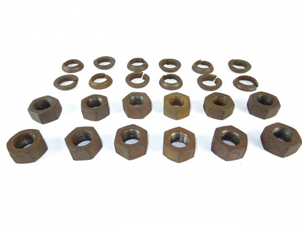 12 x Radmuttern M18x1,5mm; SW27mm und Federring vom Traktor Schlepper