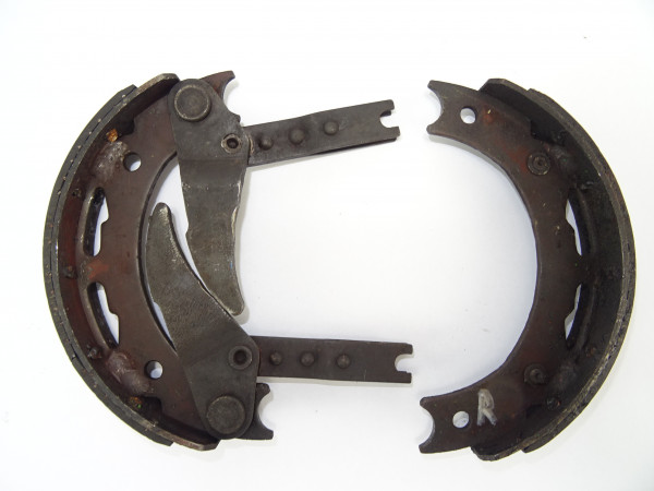 2 x Bremsbacken (Belag defekt) für Handbremse vom Deutz D30 Traktor