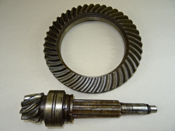 Kegelradwelle + Tellerrad für Getriebe vom IHC Mc Cormick D324 Traktor D 324