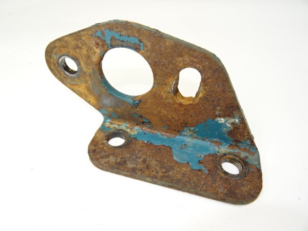 Haltewinkel links für Bremswelle vom Hanomag Perfekt 400 Traktor