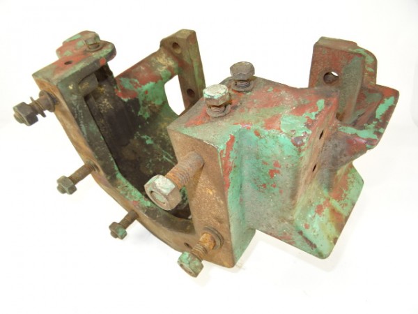 Zwischenbock für Vorderachse vom Fahr D180 H Traktor