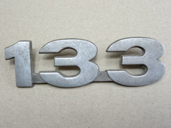 Schriftzug Emblem " 133 " (kein Nachbau) für Porsche Diesel P133 P 133 Traktor