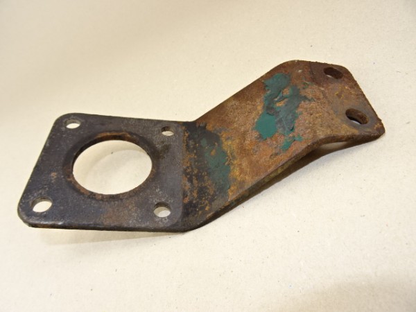 Halter für Saugrohr und Klappenstutzen vom Hanomag R19 Traktor